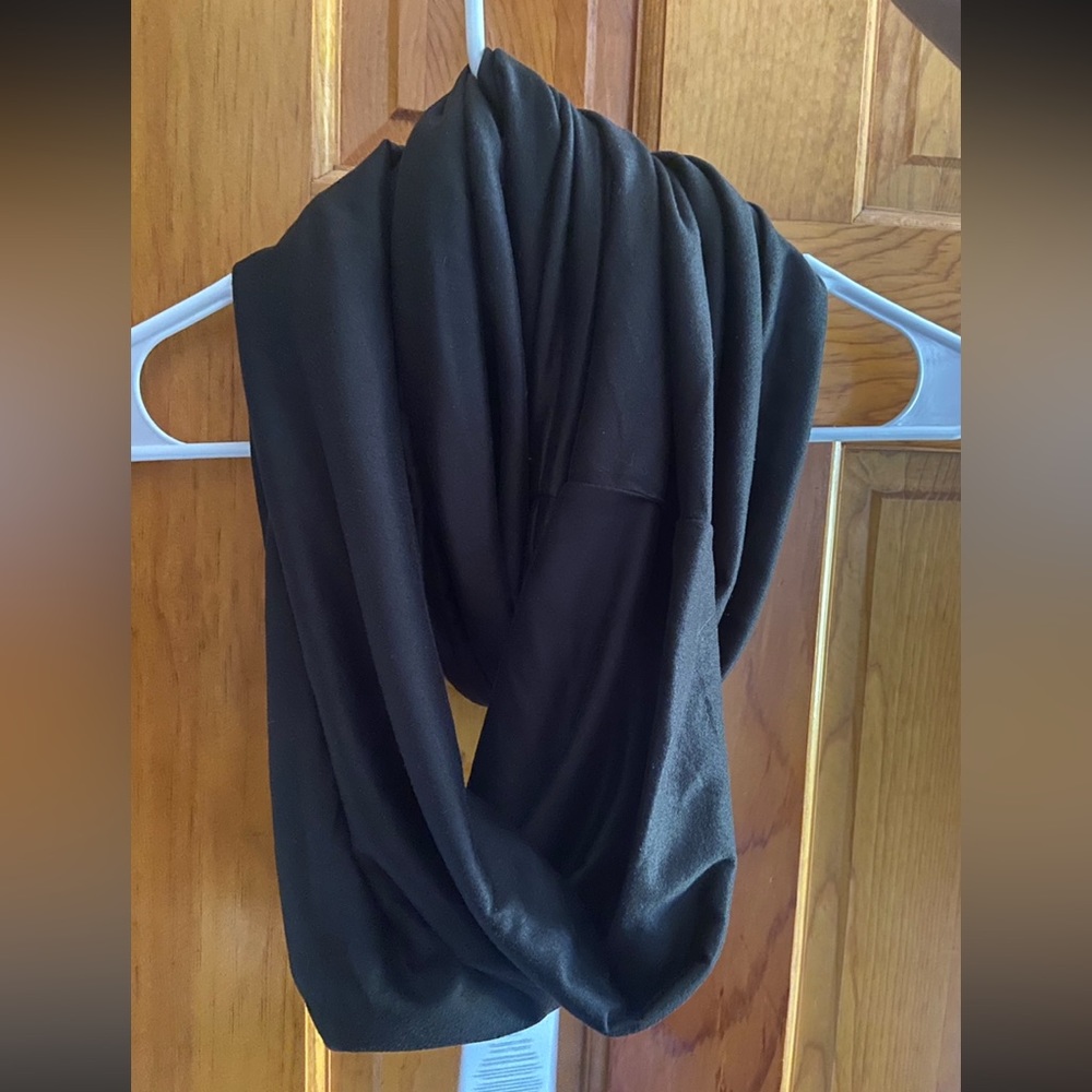 NWT Beyond Yoga Black Infinity Scarf.